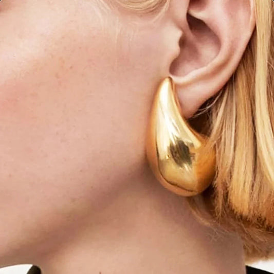 Boucle d'oreille pendante organique dorée